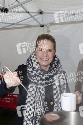 Rolf Zuckowski und Cornelia Poletto bei einer Weihnachtsaktion im Altonaer Kinderkrankenhaus in Hamburg