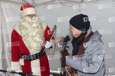 Rolf Zuckowski und Cornelia Poletto bei einer Weihnachtsaktion im Altonaer Kinderkrankenhaus in Hamburg