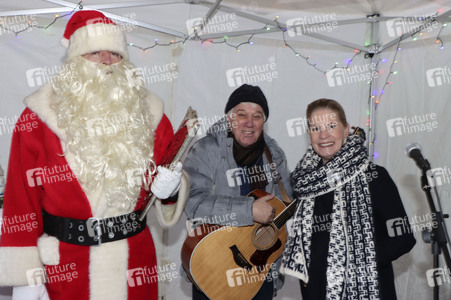 Rolf Zuckowski und Cornelia Poletto bei einer Weihnachtsaktion im Altonaer Kinderkrankenhaus in Hamburg
