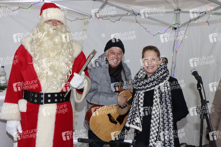 Rolf Zuckowski und Cornelia Poletto bei einer Weihnachtsaktion im Altonaer Kinderkrankenhaus in Hamburg