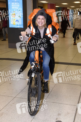 Monica Ivancan eröffnet Wunschbaum in München