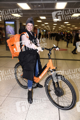 Monica Ivancan eröffnet Wunschbaum in München