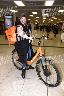Monica Ivancan eröffnet Wunschbaum in München