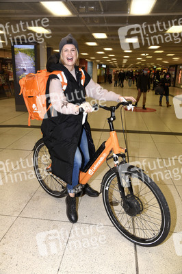 Monica Ivancan eröffnet Wunschbaum in München