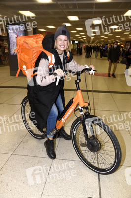 Monica Ivancan eröffnet Wunschbaum in München