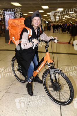 Monica Ivancan eröffnet Wunschbaum in München