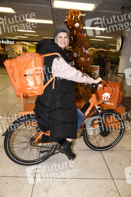 Monica Ivancan eröffnet Wunschbaum in München