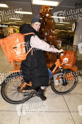 Monica Ivancan eröffnet Wunschbaum in München