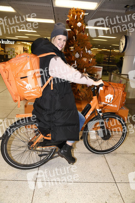 Monica Ivancan eröffnet Wunschbaum in München