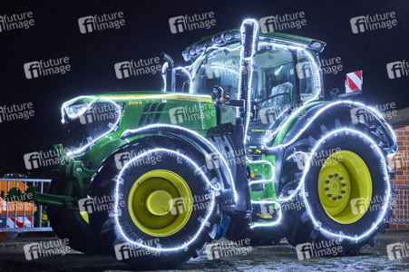 Weihnachtstraktor in Bremke
