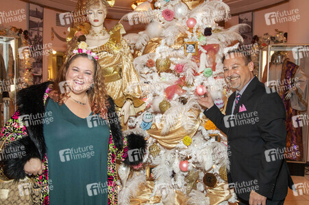 Weihnachtsbaumschmücken im Hollywood Museum in Los Angeles