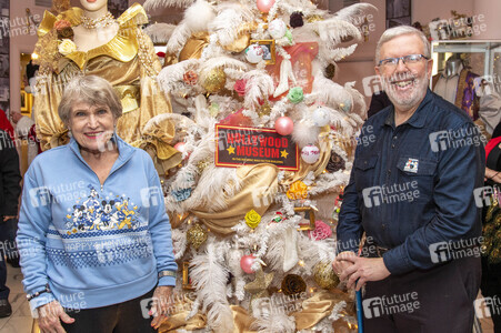 Weihnachtsbaumschmücken im Hollywood Museum in Los Angeles