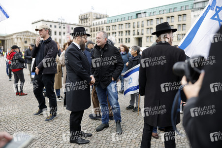 Demonstration zum Jahrestag des Hamas-Massakers in Israel in Berlin