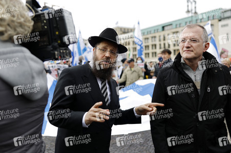 Demonstration zum Jahrestag des Hamas-Massakers in Israel in Berlin