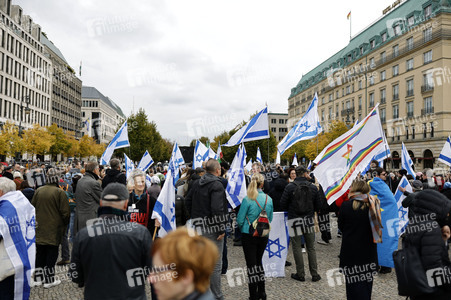 Demonstration zum Jahrestag des Hamas-Massakers in Israel in Berlin