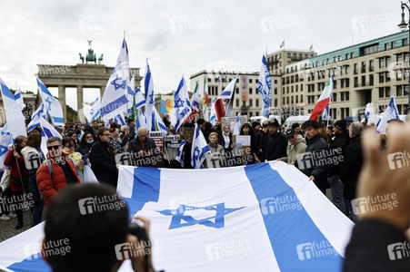 Demonstration zum Jahrestag des Hamas-Massakers in Israel in Berlin