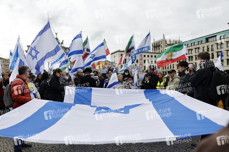 Demonstration zum Jahrestag des Hamas-Massakers in Israel in Berlin