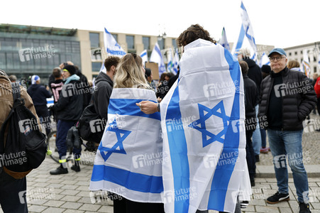Demonstration zum Jahrestag des Hamas-Massakers in Israel in Berlin