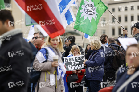 Demonstration zum Jahrestag des Hamas-Massakers in Israel in Berlin