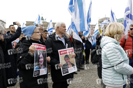 Demonstration zum Jahrestag des Hamas-Massakers in Israel in Berlin
