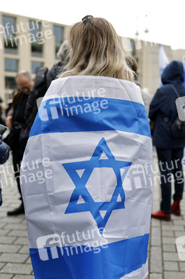 Demonstration zum Jahrestag des Hamas-Massakers in Israel in Berlin