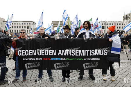 Demonstration zum Jahrestag des Hamas-Massakers in Israel in Berlin