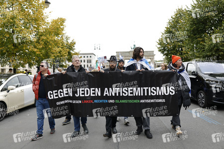 Demonstration zum Jahrestag des Hamas-Massakers in Israel in Berlin
