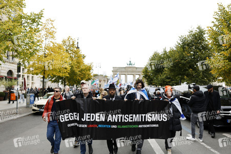 Demonstration zum Jahrestag des Hamas-Massakers in Israel in Berlin