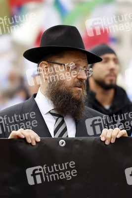 Demonstration zum Jahrestag des Hamas-Massakers in Israel in Berlin