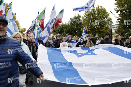 Demonstration zum Jahrestag des Hamas-Massakers in Israel in Berlin