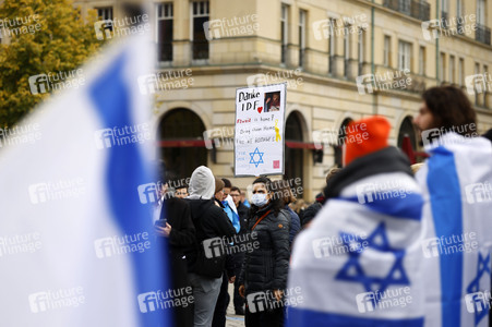 Demonstration zum Jahrestag des Hamas-Massakers in Israel in Berlin
