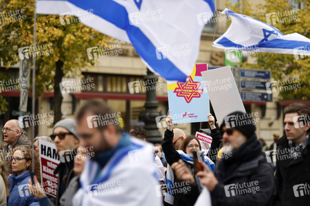 Demonstration zum Jahrestag des Hamas-Massakers in Israel in Berlin