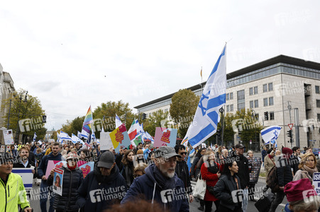 Demonstration zum Jahrestag des Hamas-Massakers in Israel in Berlin