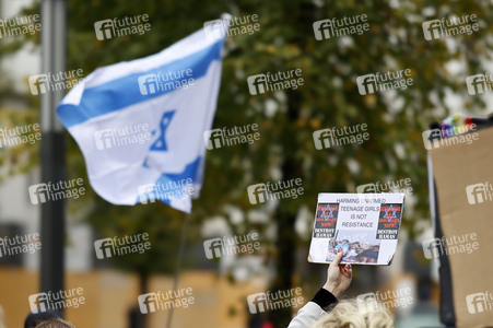 Demonstration zum Jahrestag des Hamas-Massakers in Israel in Berlin