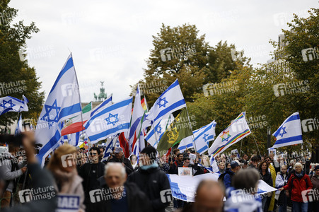 Demonstration zum Jahrestag des Hamas-Massakers in Israel in Berlin