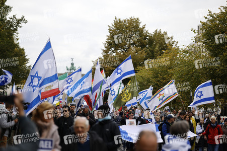 Demonstration zum Jahrestag des Hamas-Massakers in Israel in Berlin