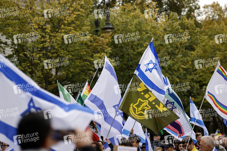 Demonstration zum Jahrestag des Hamas-Massakers in Israel in Berlin