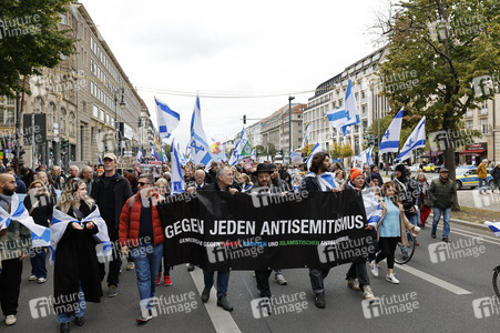 Demonstration zum Jahrestag des Hamas-Massakers in Israel in Berlin