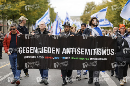 Demonstration zum Jahrestag des Hamas-Massakers in Israel in Berlin