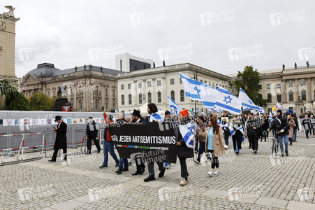 Demonstration zum Jahrestag des Hamas-Massakers in Israel in Berlin