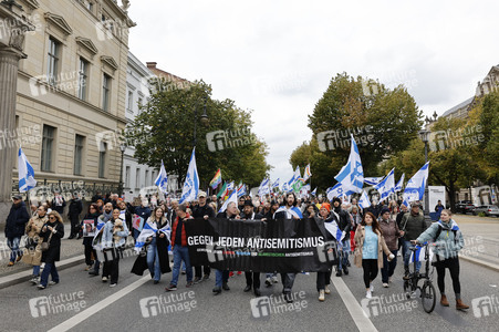 Demonstration zum Jahrestag des Hamas-Massakers in Israel in Berlin