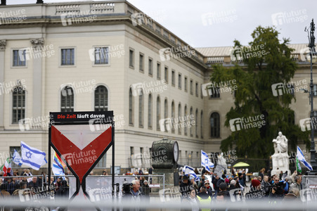 Demonstration zum Jahrestag des Hamas-Massakers in Israel in Berlin