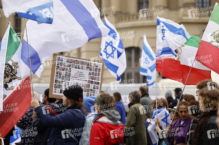 Demonstration zum Jahrestag des Hamas-Massakers in Israel in Berlin