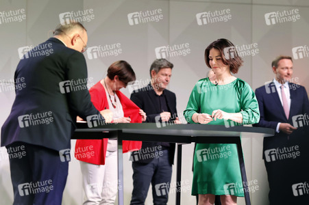 Pressetermin zur Unterzeichnung des Koalitionsvertrages in Berlin