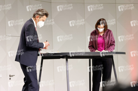 Pressetermin zur Unterzeichnung des Koalitionsvertrages in Berlin