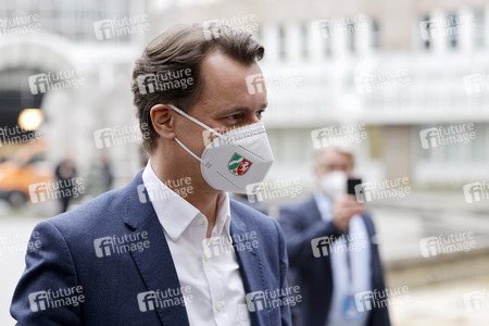 Hendrik Wüst besucht Impfzentrum in Düsseldorf