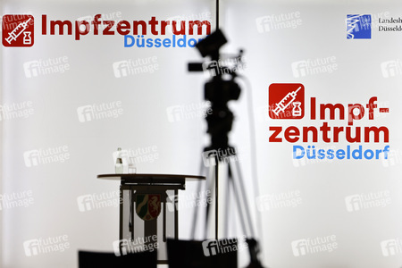 Hendrik Wüst besucht Impfzentrum in Düsseldorf