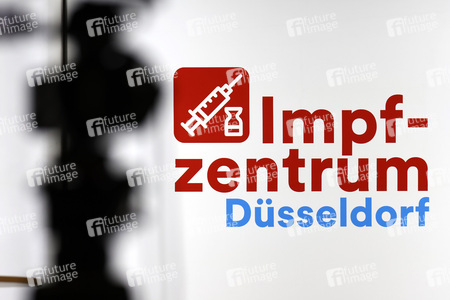 Hendrik Wüst besucht Impfzentrum in Düsseldorf