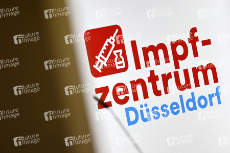 Hendrik Wüst besucht Impfzentrum in Düsseldorf