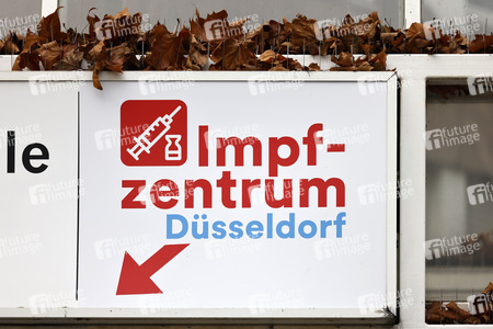 Hendrik Wüst besucht Impfzentrum in Düsseldorf